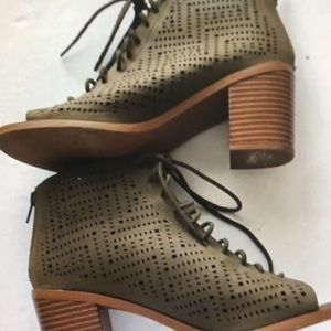 Soda brown size 8 tie up open lace up zip ankle chunk heels